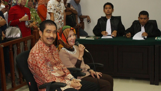 Bekas Wali kota Palembang Romi Herton dan istrinya, Masyitoh mengaku memberikan keterangan palsu saat bersaksi pada sidang kasus suap Akil Mochtar.