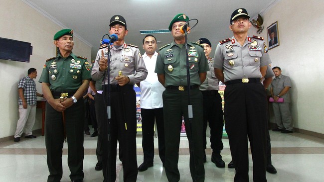Bentrokan antara TNI dan Polri di Batam, Kepulauan Riau, menuai tanggapan dari politikus. Martin sarankan Jokowi terapkan cara blusukan demi perdamaian.
