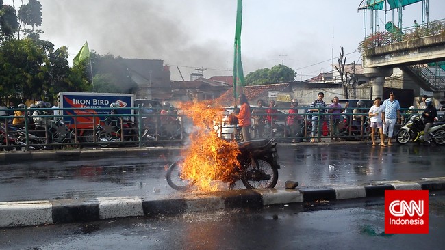 Banjir kembali landa DKI Jakarta. Kali ini, ruas jalan di KH. Abdullah Syafei, Kampung Melayu, terendam banjir akibat meluapnya sungai Ciliwung.
