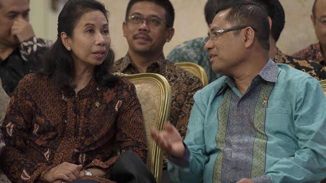 Politisi PDIP Masinton Pasaribu dan Effendi Simbolon mengklaim Rini Soemarno dan Andi Widjajanto antek asing yang berupaya menjauhkan Presiden Jokowi dari PDIP.