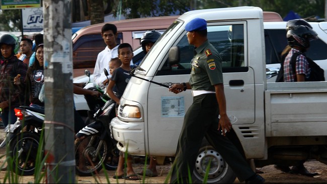 Bowo memilih untuk mengungsi dari rumahnya yang dekat dengan lokasi bentrok TNI-Polri. Dia takut terkena peluru nyasar. Sampai sekarang, warga masih trauma.