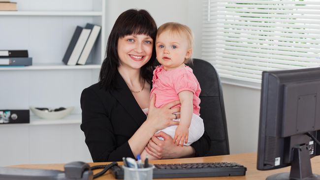 Banyak yang mengatakan, membawa anak ke kantor akan menganggu karyawan lain, tapi tak sedikit yang mengatakan anak di kantor memberikan udara segar.