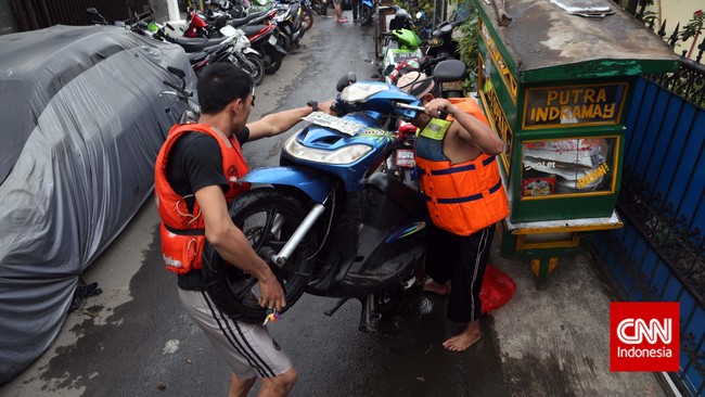 Tradisi banjir tahunan Jakarta, disebut Ahok, harus dapat memberikan efek jera kepada masyarakat yang tinggal di bantaran Sungai Ciliwung.