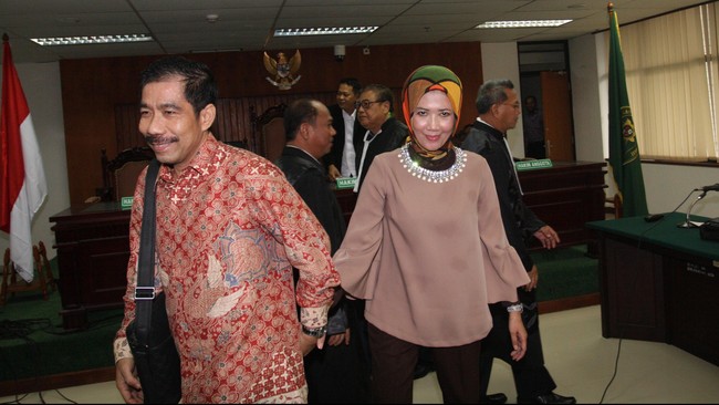 Saksi Romi Herton buka kisah penyerahan uang senilai USD 316 ribu kepada orang dekat Akil Mochtar.