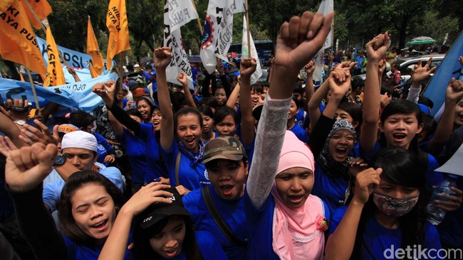 Pengusaha tidak setuju dengan penetapan Upah Minimum Regional (UMR) yang disebut dilakukan sepihak oleh pemerintah.