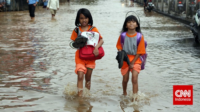 Banjir kembali melanda Jakarta seiring dengan dimulainya musim hujan. Ahok menyoroti ada warga yang senang dengan kedatangan banjir.