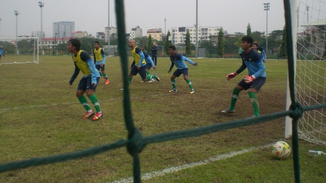 Pelatih Timnas, Alfred Riedl, terpaksa memangkas jadwal latihan Firman Utina dan kawan-kawan karena buruknya kondisi lapangan di Youth Center VFF, Hanoi.