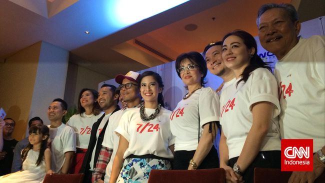 Apa jadinya jika pasangan menikah tak pernah bertemu karena sibuk bekerja? Di film 7 Hari 24 Jam, Dian Sastro dan Lukman Sardi baru bertemu lagi di kamar RS.