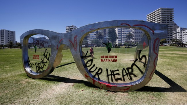 Monumen kacamata besar model Ray-Ban di Afsel dirusak dengan semprotan cat karena dinilai telah memanfaatkan nama besar Nelson Mandela.