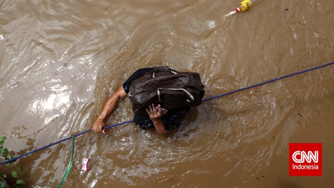 Setidaknya 17 orang tewas dan 18 lainnya dinyatakan hilang setelah banjir bandang menghancurkan rumah, kendaraan dan jalan di Maroko selatan, Senin (24/11)