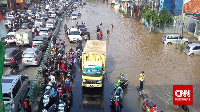Pengungsi berasal dari enam wilayah di Jakarta yang dilanda banjir. Di Kampung Melayu, Jakarta Timur, ketinggian air bahkan mencapai empat meter.
