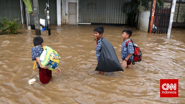 Ahok mengklaim saluran air dan sungai yang ada di jalur tengah di sekitar Karet, Juanda, Manggarai dan Istiqlal sudah siap menerima limpasan air.