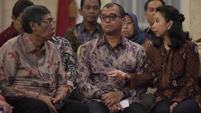 Menteri BUMN Rini Soemarno dan Sekretaris Kabinet Andi Widjajanto terus menjadi sasaran isu perombakan kabinet Joko Widodo yang belakangan didorong oleh PDIP.