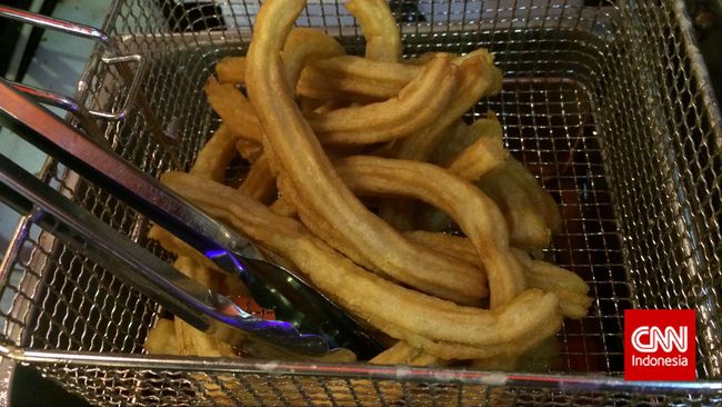 Kalau Indonesia punya cakwe, Spanyol mengandalkan churro. Keduanya berbahan dasar tepung. Bentuknya sama-sama panjang. Yang membedakan hanya soal rasa.
