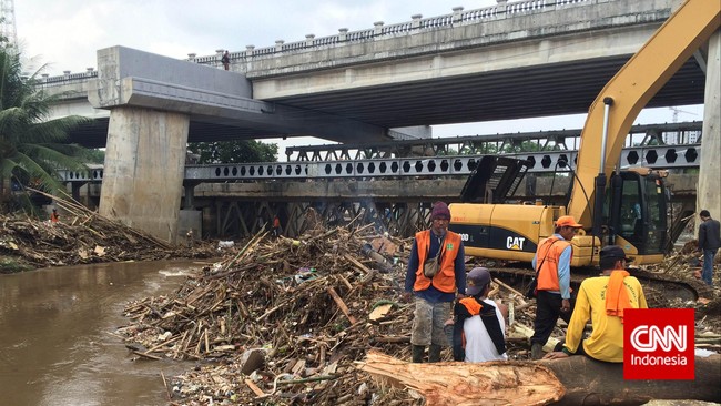Sampah yang menumpuk di Kali Ciliwung yang melintas di wilayah Kalibata, Jakarta Selatan, sudah mulai dikeruk dan dibersihkan Pemerintah Provinsi DKI.