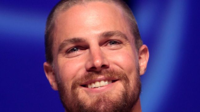 DC membuat "garis demarkasi": aktor pemeran jagoan Flash versi TV tak sama dengan versi film. Hal ini membuat aktor Stephen Amell gusar.