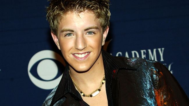 Sejak belia, Billy Gilman sukses dengan musik country. Tapi sejak industri musik tahu dia homoseksual, karya Gilman tak diterima. Ia pun curhat di YouTube.