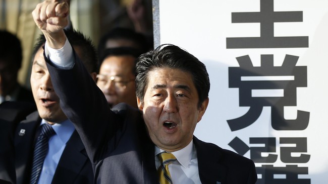 Perdana Menteri Jepang Shinzo Abe akan terus menerapkan 'Abenomics' untuk mendorong perekonomian Jepang yang resesi setelah memenangkan pemilihan umum.