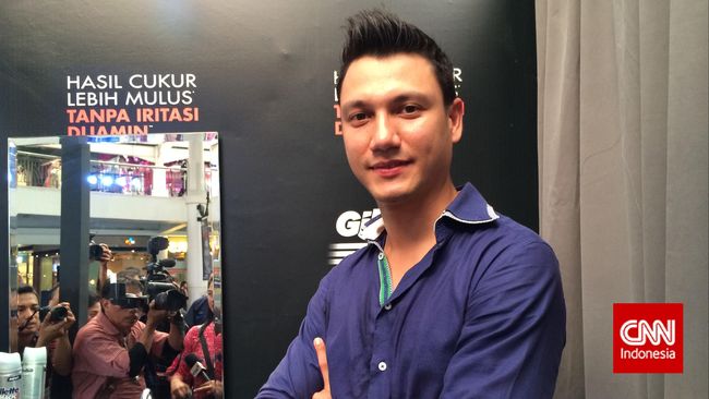 Meski suka tak peduli pada pertumbuhan jenggot dan kumis, Christian Sugiono biasanya menyerah pada perintah Titi Kamal untuk mencukurnya.