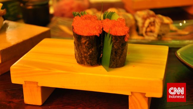 Makanan jenis nasi dengan ikan seperti sushi khas Jepang juga populer di Indonesia. Salah satunya, adalah makanan khas Manado, nasi ikan cakalang.