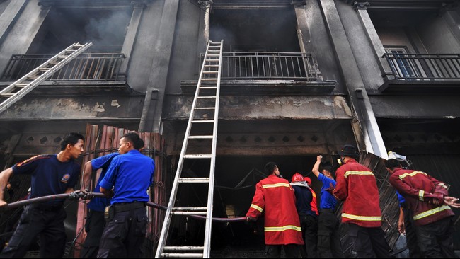 Dua orang mengalami luka berat karena kebakaran yang melanda tujuh Ruko di Tangerang, Rabu (15/12) dini hari.