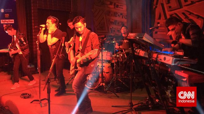 David, kibordis NOAH khawatir karena setiap mengunjungi Reza, drummer NOAH di rumahnya, ia tak pernah ada. Rumah mereka padahal sangat berdekatan.