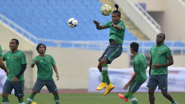 Mantan libero tim nasional Indonesia dan Persebaya Surabaya, Sugiantoro, memberikan analisis pemilihan susunan lini pertahanan Indonesia.