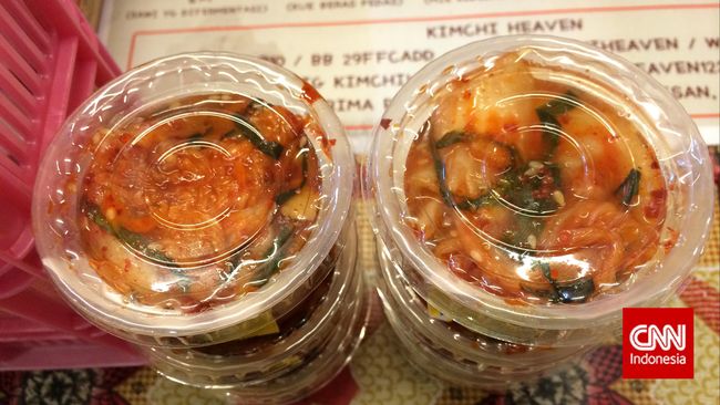 Jika di Korea ada kimchi, di Indonesia ada asinan. Konsep kedua makanan ini hampir sama. Bedanya, asinan tak melalui proses fermentasi.