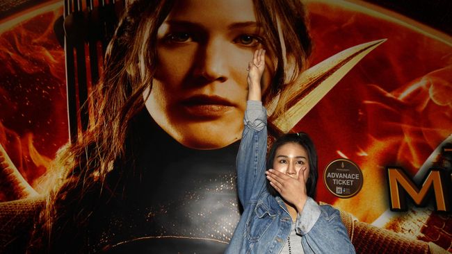 Salam tiga jari dan siulan Mockingjay menjadi lambang pemberontakan masyarakat distrik di The Hunger Games. Padahal, itu bukan arti salam yang sebenarnya.
