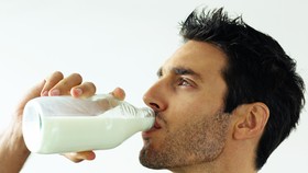 Alasan Kenapa Banyak Laki-laki Mendadak Minum ASI