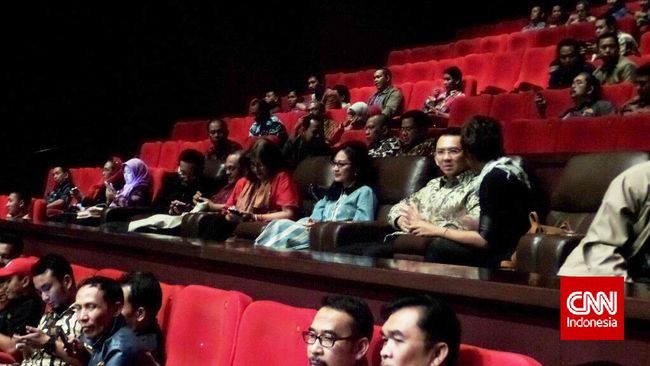 Pemerintah memutuskan asing bisa berinvestasi 100 persen di bidang perfilman, baik dari segi bioskop, rumah produksi, maupun distribusi.