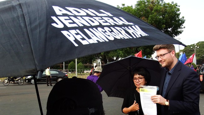 Penyelesaian sejumlah kasus pelanggaran HAM mandek di tangan pemerintah. Penegakan hukum dinilai hanya menjadi alat politik.