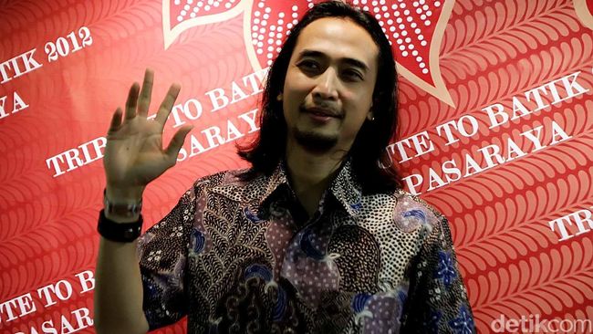 Piyu 'Padi' selama ini hanya kebagian memainkan gitar. Kini, ia menyuntikkan nuansa baru ke lagu Sesuatu yang Indah. Piyu bernyanyi, diiringi suara perempuan.
