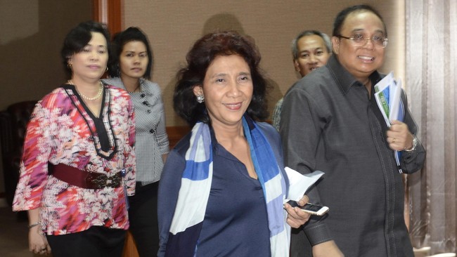 Menteri Kelautan dan Perikanan Susi Pudjiastuti menggunakan Vessel Monitoring System untuk memantau jumlah kapal asing di perairan Indonesia.
