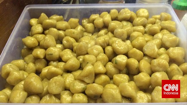 Selama masa karantina mandiri ini, Anda bisa membuat cilok sederhana dengan menggunakan rice cooker di kosan.