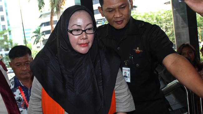 Penyidik KPK memanggil asisten Atut saat menjadi Gubenur Banten, Alinda Agustine dan pembantu rumah tangganya Eneng Sumiyati untuk diperiksa sebagai saksi.