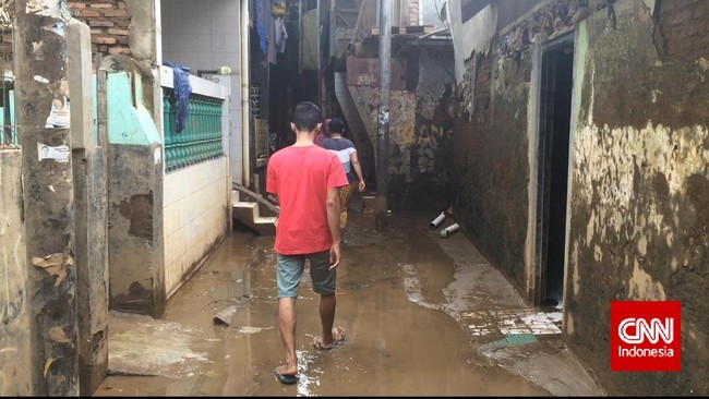 Aktivis peduli Kali Ciliwung menilai relokasi warga bukan solusi tepat untuk atasi persoalan banjir di Jakarta. Relokasi hanya akan berimbas ke ekonomi warga.