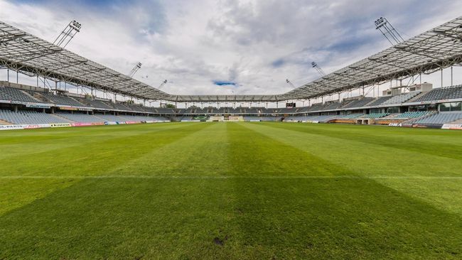 Sepak bola dimainkan di atas lapangan berbentuk persegi panjang dengan ukuran yang sudah ditentukan. Berikut ukuran lapangan sepak bola standar FIFA.
