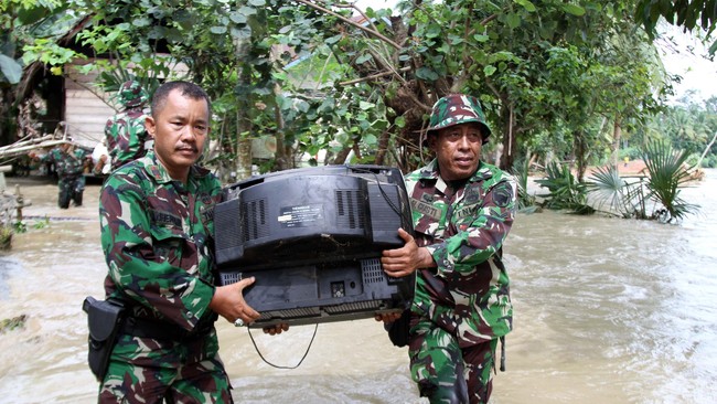 Prajurit TNI akan mendapat tambahan remunerasi menjadi 50 persen lebih, dari sebelumnya 37 persen. TNI juga mendapat tambahan anggaran perawatan alutsista.