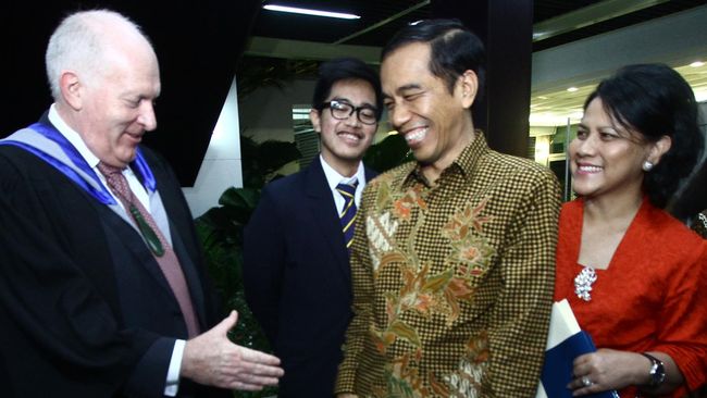 Akibat salah satu unggahan videonya di media sosial YouTube, putra Presiden Joko Widodo, Kaesang Pangarep, dilaporkan polisi. Berikut pendapat ahli bahasa.