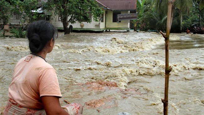 Hujan dengan intensitas tinggi terus melanda sebagian Aceh Barat. Banjir diprediksi meluas, warga di daerah aliran sungai diminta mengungsi.