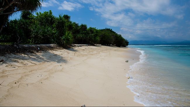 "Gili Trawangan luar biasa airnya bersih banget tapi sampahnya juga luar biasa. Pengusaha mengeluh karena kapal banyak yang membuang sampah di tengah laut."