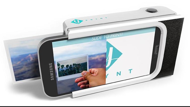 Aksesori pelindung ponsel yang dibuat Prynt juga berfungsi sebagai mesin cetak foto secara instan. Ia seakan membuat ponsel menjadi kamera Polaroid.