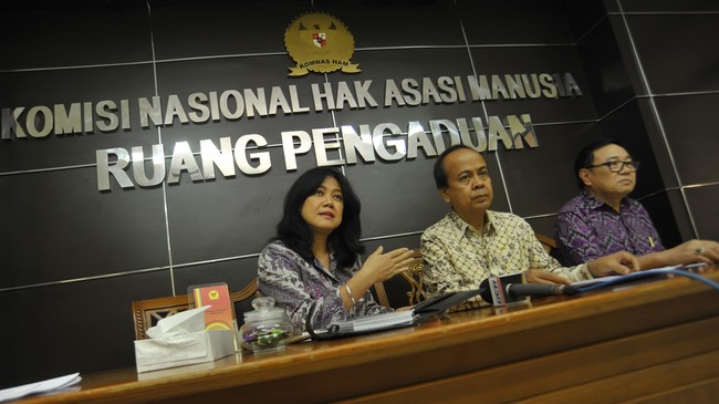 Salah satu bentuk teror yang dialami Siane Indriani adalah teriakan orang di depan rumahnya pada subuh.