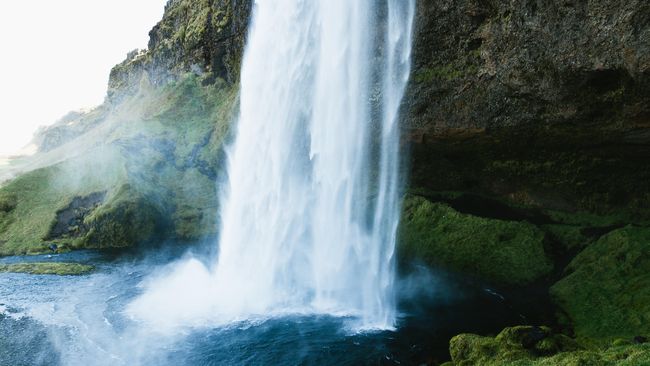 Ada beragam lokasi air terjun dan pantai di Indonesia, di tengah gunung atau di tepi hutan. Tapi, ada juga air terjun yang menyatu dengan pantai.