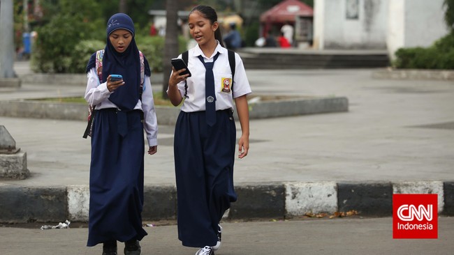 Ada imbauan dari Kementerian Pendidikan dan Kebudayaan bagi orangtua untuk mengantar anak-anaknya pada hari pertama sekolah. Terus di sekolah ngapain?