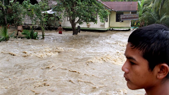 Banjir di Kabupaten Kotabaru, Kalimantan Selatan, terjadi sejak pekan lalu. Tiga orang dinyatakan tewas sementara hampir seribu penduduk terdampak banjir itu.