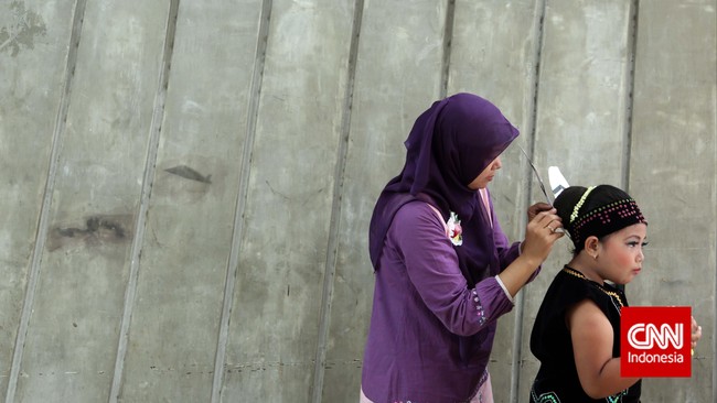 Ibulah yang menularkan kesukaan membaca sejak saya belum lagi lima tahun.