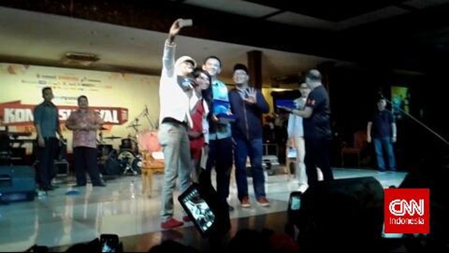 Gubernur DKI Jakarta berkata bahwa ia akan membayar setengah biaya ganti kerusakan bus suporter Persib yang dilempari di Jalan Tol Lingkar Luar Jakarta.