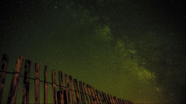 Benda Misterius Meledak di Langit Turki, Berpijar Warna Hijau Langit di Izmir, Turki tiba-tiba berwarna hijau usai benda jatuh dan meledak. Kejadian itu terjadi beberapa detik dan mengagetkan warga yang melihatnya.